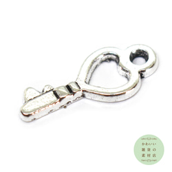 小さな縦長中空のハートの形の鍵のチャーム（アンティークシルバー/ハートキー）6個セット #C-0385 2枚目の画像