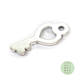 小さな縦長中空のハートの形の鍵のチャーム（アンティークシルバー/ハートキー）6個セット #C-0385 3枚目の画像