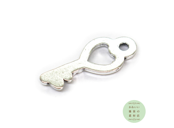小さな縦長中空のハートの形の鍵のチャーム（アンティークシルバー/ハートキー）6個セット #C-0385 3枚目の画像