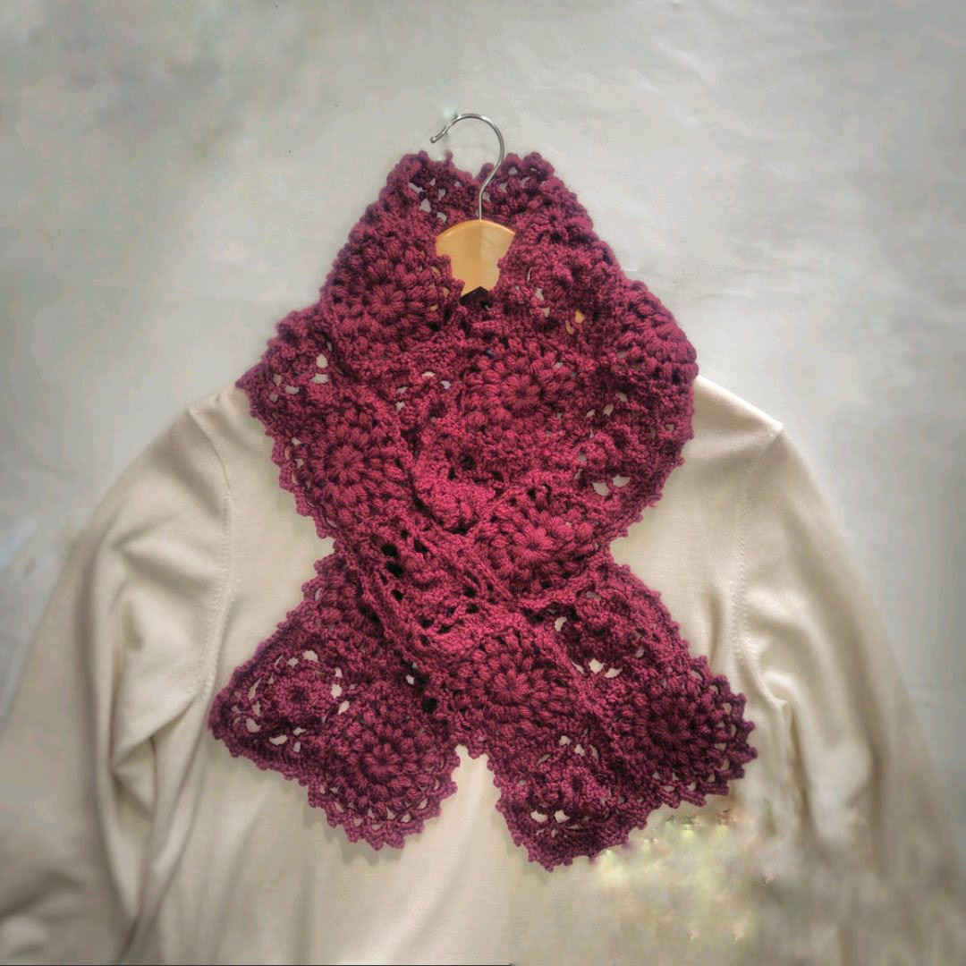 花咲くフラワーモチーフ差し込みマフラー｜オールボルドー（手編み）