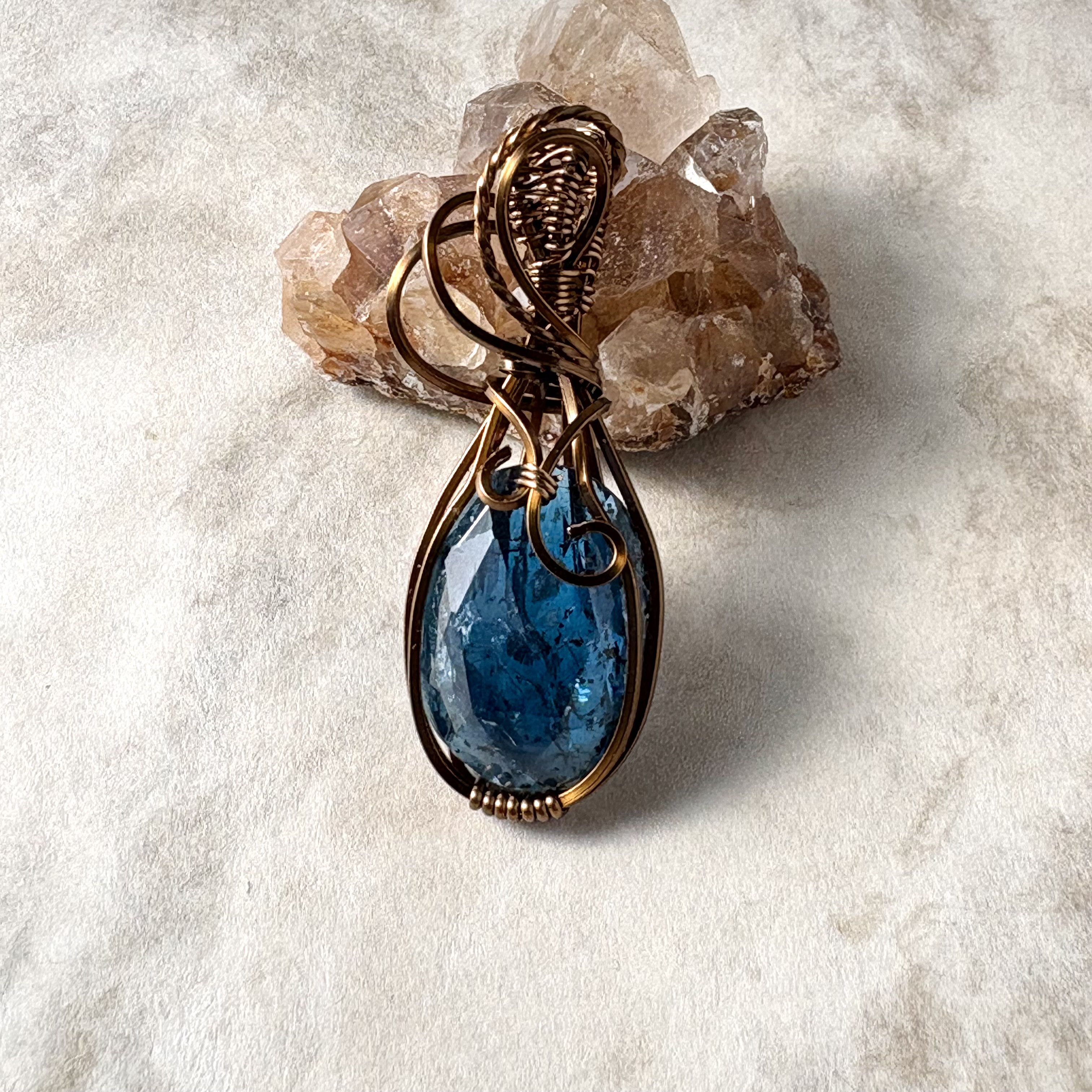 インディゴブルーカイヤナイトのワイヤーワークペンダント◇DarklightⅠ◇ 6,000円