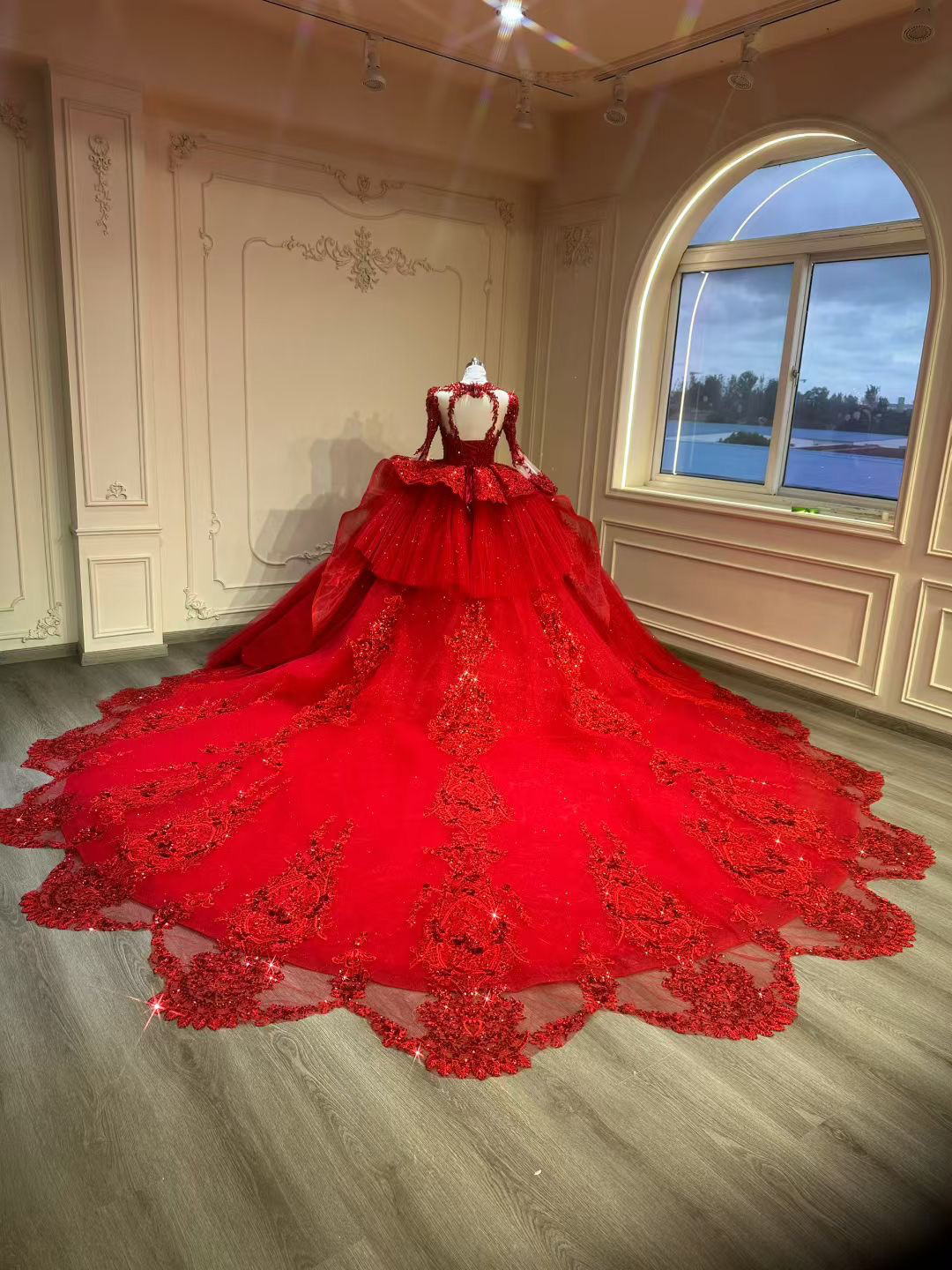 圧倒的に存在感 華やかな裾 ラッフルスカート赤レッド イリュージョンネック キラキラストーン大人気ドレス サイズオーダー 圧倒的に存在感 華やかな裾 ラッフルスカート赤レッド イリュージョンネック キラキラストーン大人気ドレス サイズオーダー