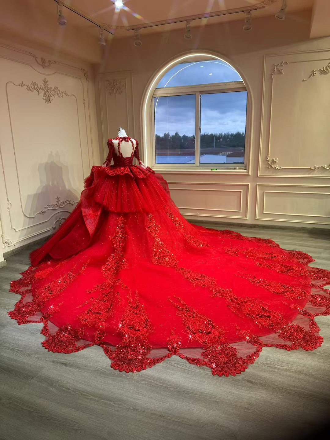 圧倒的に存在感 華やかな裾 ラッフルスカート赤レッド イリュージョンネック キラキラストーン大人気ドレス サイズオーダー 圧倒的に存在感 華やかな裾 ラッフルスカート赤レッド イリュージョンネック キラキラストーン大人気ドレス サイズオーダー