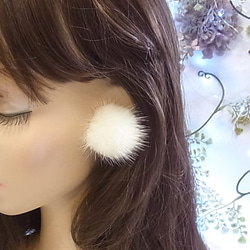 ピアス ミンクファー アレルギー対応 シリコンピアス オフホワイト 2枚目の画像