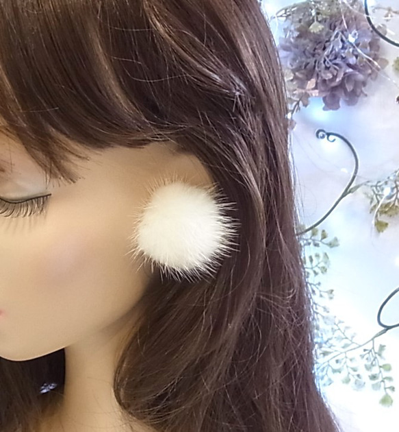 ピアス ミンクファー アレルギー対応 シリコンピアス オフホワイト 2枚目の画像