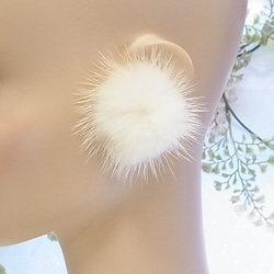 ピアス ミンクファー アレルギー対応 シリコンピアス オフホワイト 5枚目の画像