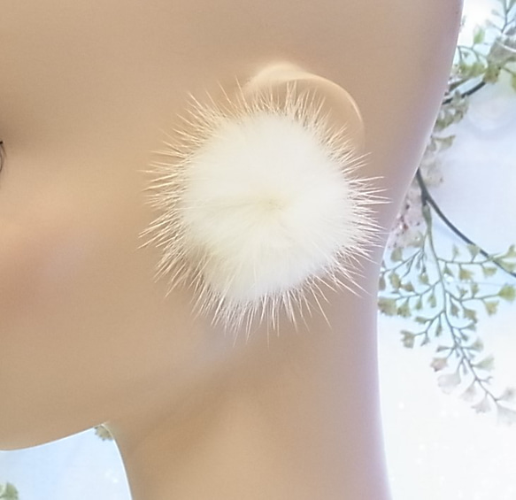 ピアス ミンクファー アレルギー対応 シリコンピアス オフホワイト 5枚目の画像