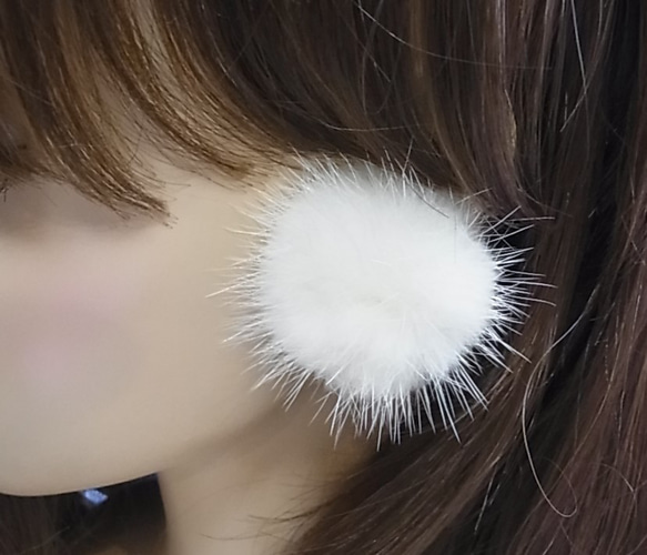ピアス ミンクファー アレルギー対応 シリコンピアス オフホワイト 3枚目の画像