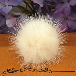 ピアス ミンクファー アレルギー対応 シリコンピアス オフホワイト 8枚目の画像