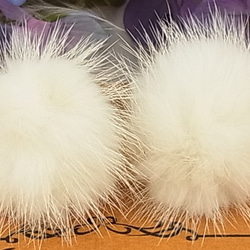 ピアス ミンクファー アレルギー対応 シリコンピアス オフホワイト 9枚目の画像