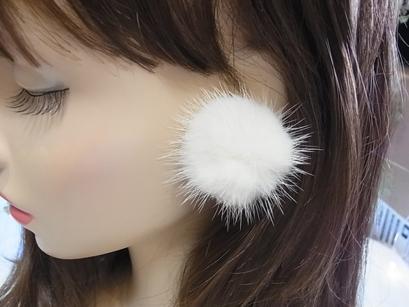 ピアス ミンクファー アレルギー対応 シリコンピアス オフホワイト 1枚目の画像