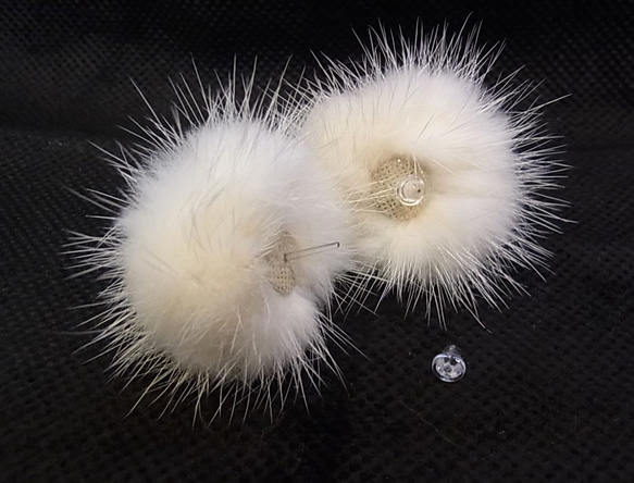 ピアス ミンクファー アレルギー対応 シリコンピアス オフホワイト 10枚目の画像