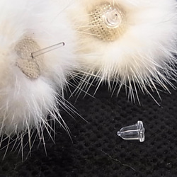 ピアス ミンクファー アレルギー対応 シリコンピアス オフホワイト 11枚目の画像