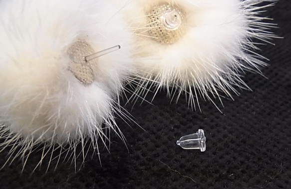 ピアス ミンクファー アレルギー対応 シリコンピアス オフホワイト 11枚目の画像