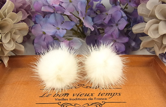 ピアス ミンクファー アレルギー対応 シリコンピアス オフホワイト 7枚目の画像