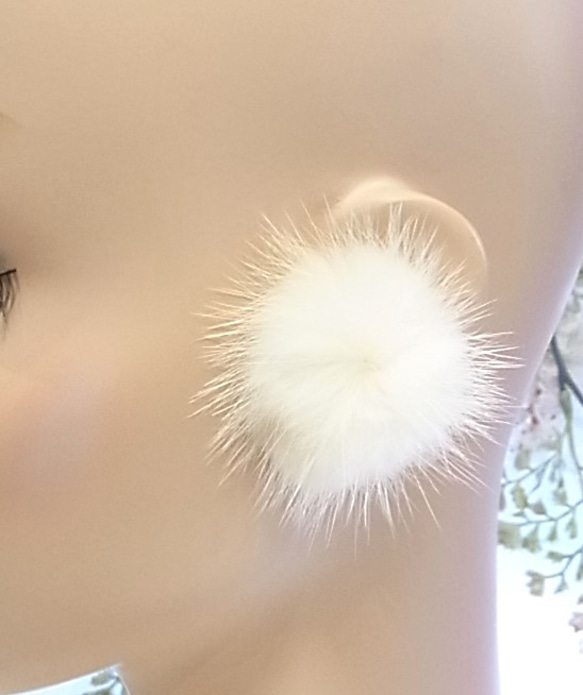 ピアス ミンクファー アレルギー対応 シリコンピアス オフホワイト 4枚目の画像