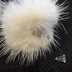 ピアス ミンクファー アレルギー対応 シリコンピアス オフホワイト 12枚目の画像