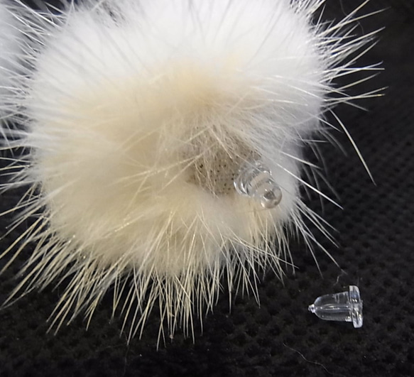 ピアス ミンクファー アレルギー対応 シリコンピアス オフホワイト 12枚目の画像