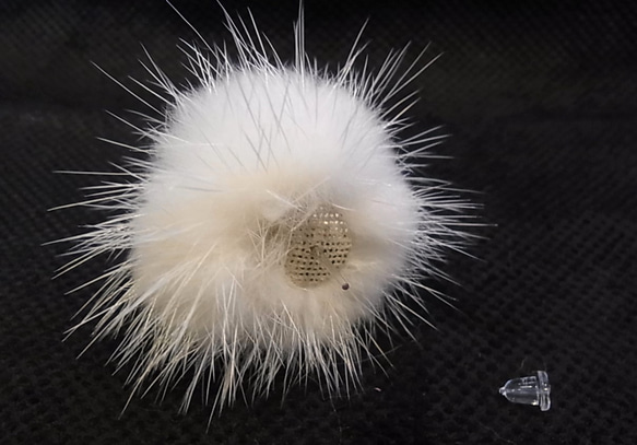 ピアス ミンクファー アレルギー対応 シリコンピアス オフホワイト 13枚目の画像