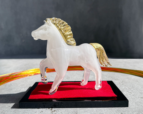 新作【干支・白馬】2026年・白い馬☆本金箔☆ガラスの置物・干支置物
