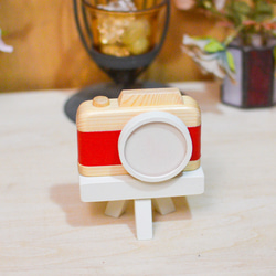 冬限定2025　誕生日祝いに贈る ミニカメラ型フォトフレーム〈三脚付き〉ホワイトウッド×フェイクレザー／写真セット対応 2枚目の画像