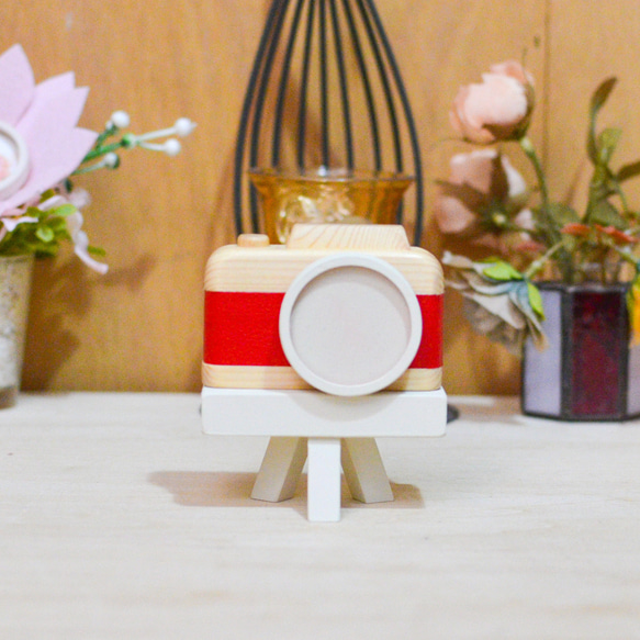冬限定2025　誕生日祝いに贈る ミニカメラ型フォトフレーム〈三脚付き〉ホワイトウッド×フェイクレザー／写真セット対応 3枚目の画像