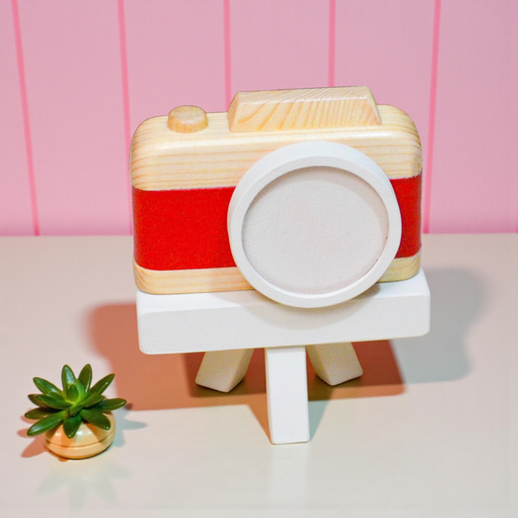 冬限定2025　誕生日祝いに贈る ミニカメラ型フォトフレーム〈三脚付き〉ホワイトウッド×フェイクレザー／写真セット対応 1枚目の画像