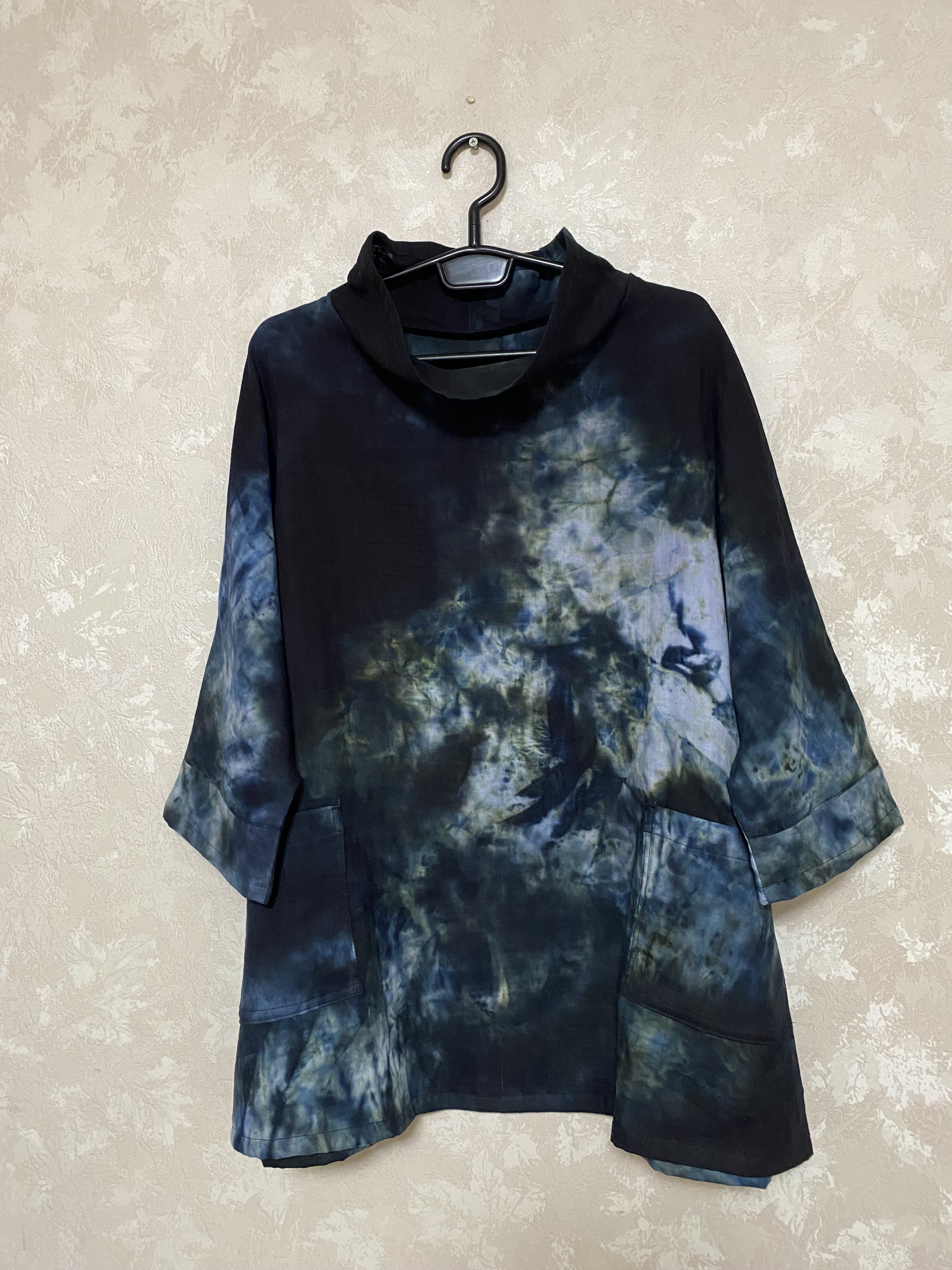 484.手染めのトップス、黒　ぶっかけ染め　ゆったり　二重ガーゼ　軽くて柔らかい