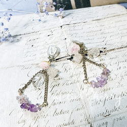 淡いラベンダーカラーが揺れる さざれ石とクラックビーズのフラワーイヤリング（金具変更可） 3枚目の画像