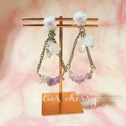 淡いラベンダーカラーが揺れる さざれ石とクラックビーズのフラワーイヤリング（金具変更可） 2枚目の画像