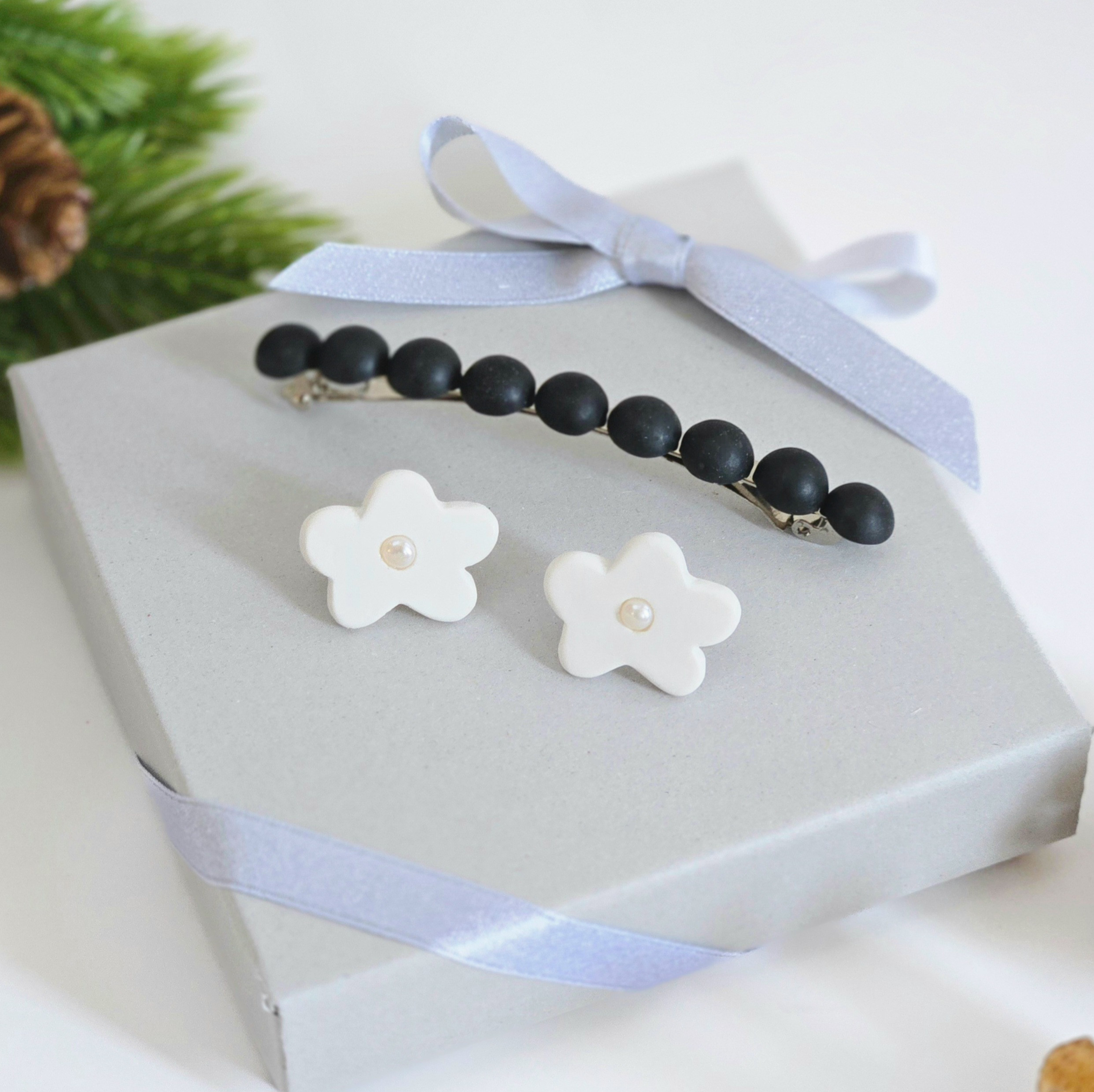 冬をシックに彩る 黒のロングバレッタとお花のピアス・イヤリングのコフレセット｜淡水パール｜シンプル上品 | 送料無料