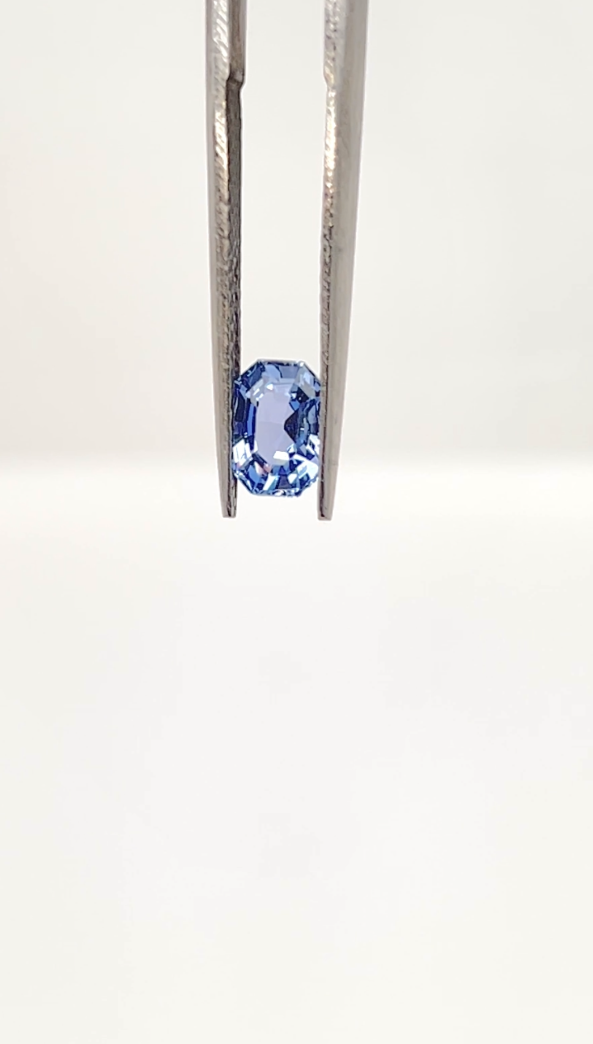 気品漂うコーンフラワーブルーの煌めき・サファイア（ラディアントカット）