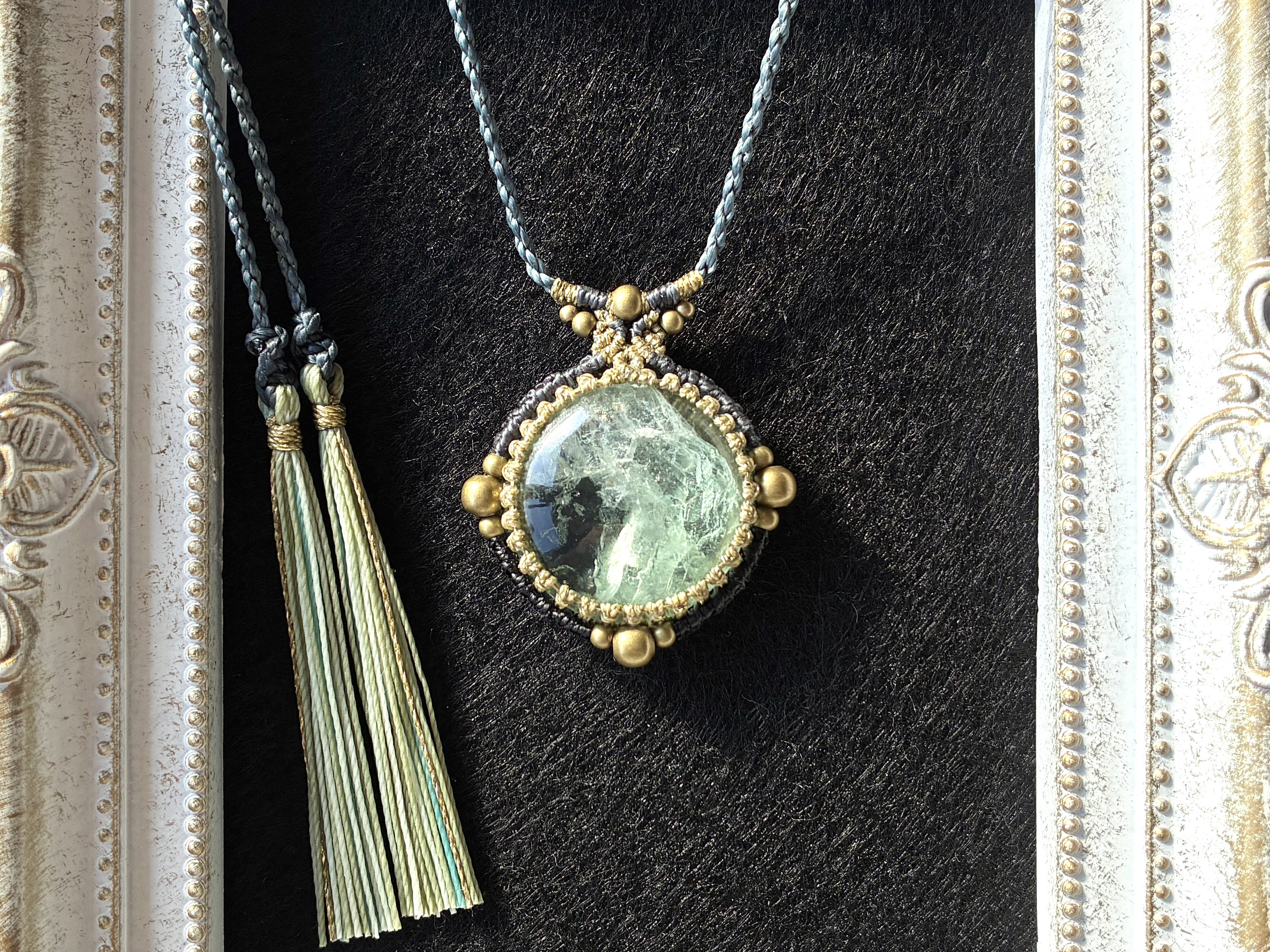 フローライトのマクラメネックレス