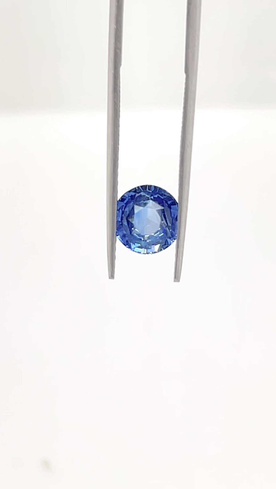 心奪われる上質な輝き＊洗練ラウンドカットのブルーサファイア