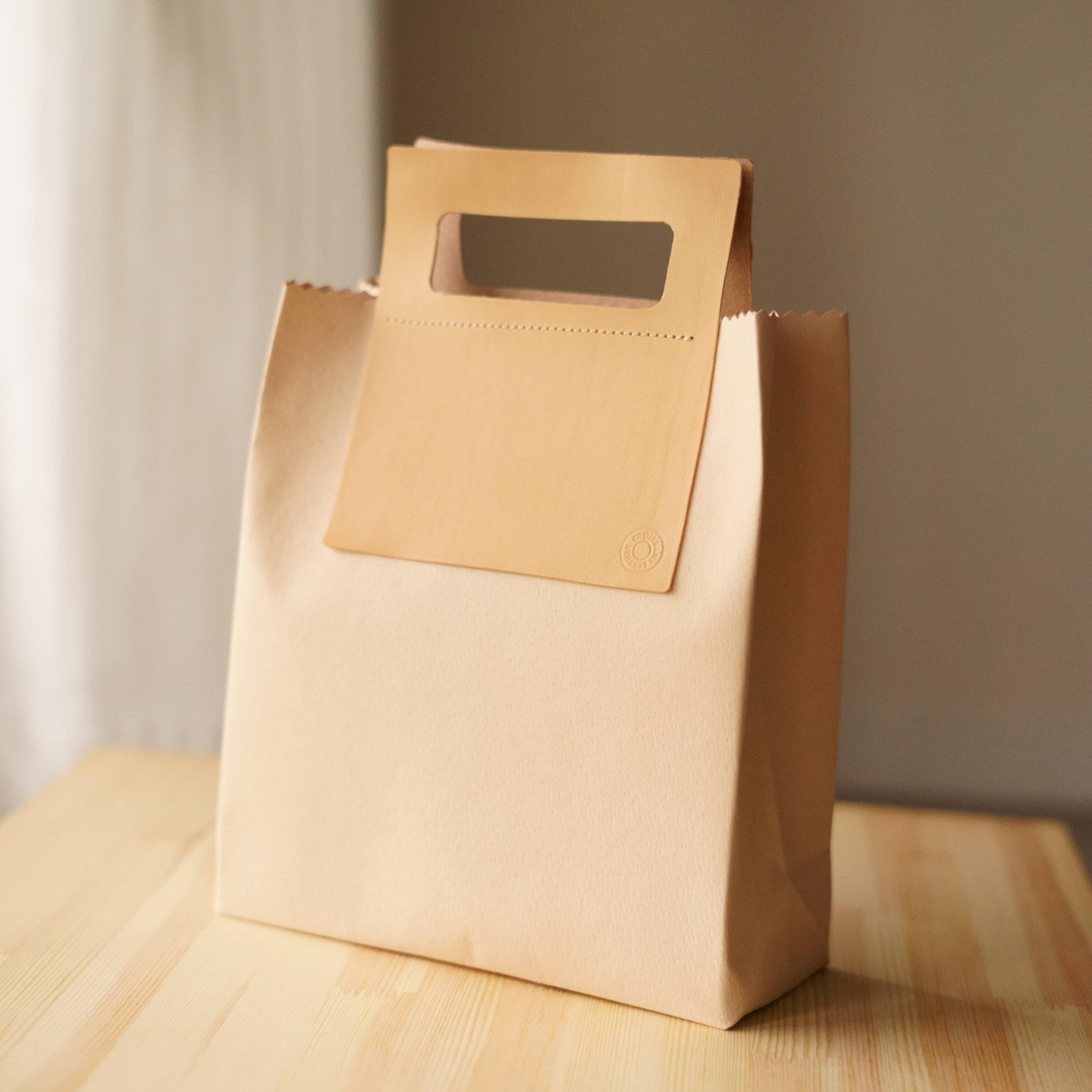 革で仕立てた“紙袋”トート〈きなりナチュラル〉　名前刻印オプション