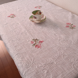 ドイツの手仕事/ペールローズ色の生地にハーダンガー手刺繍 テーブル