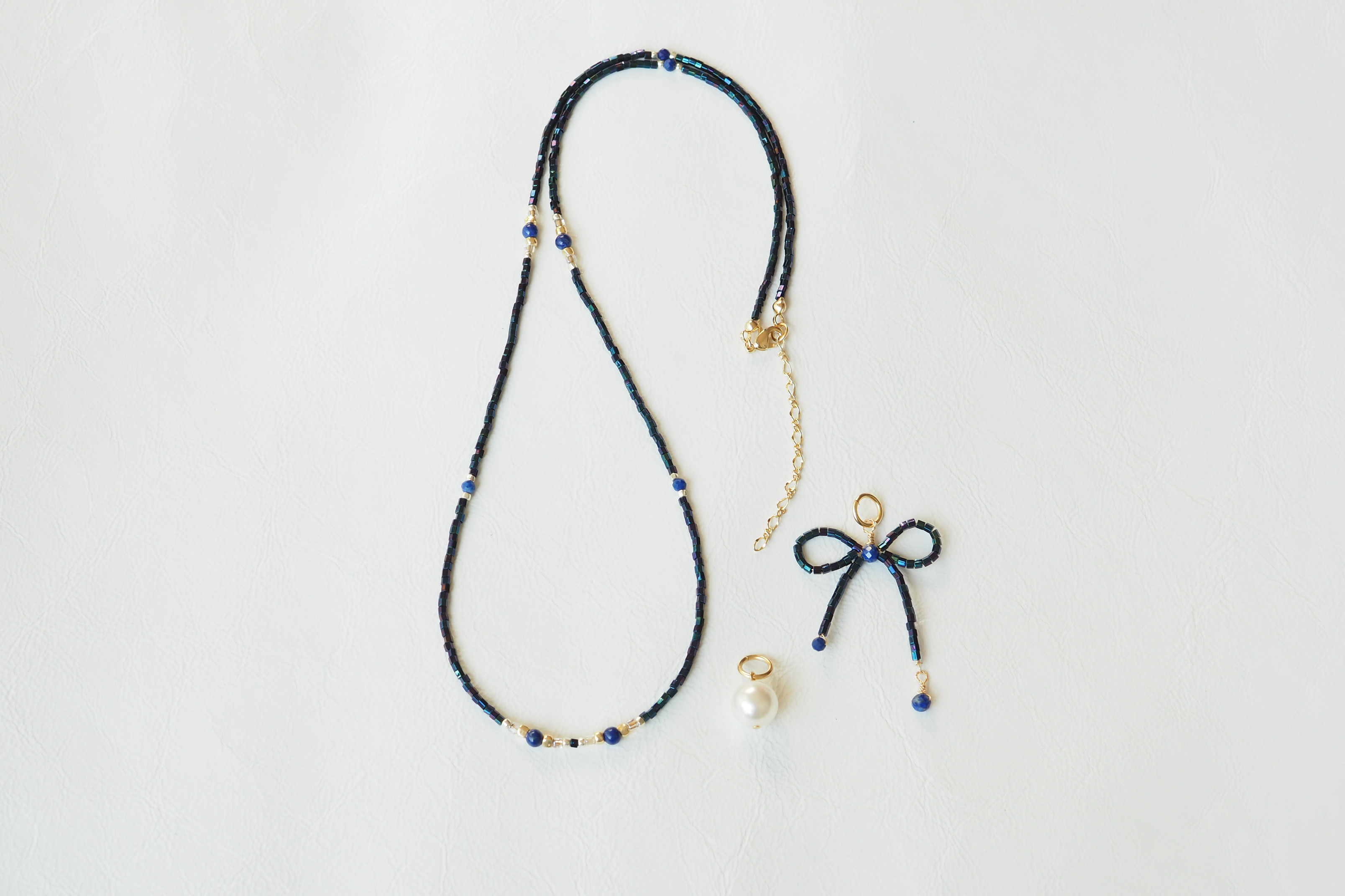 揺れるリボンネックレス　ラピスラズリとキラキラネイビー　ペンダントトップ2種類　ホワイトパール　紺色　12月誕生石
