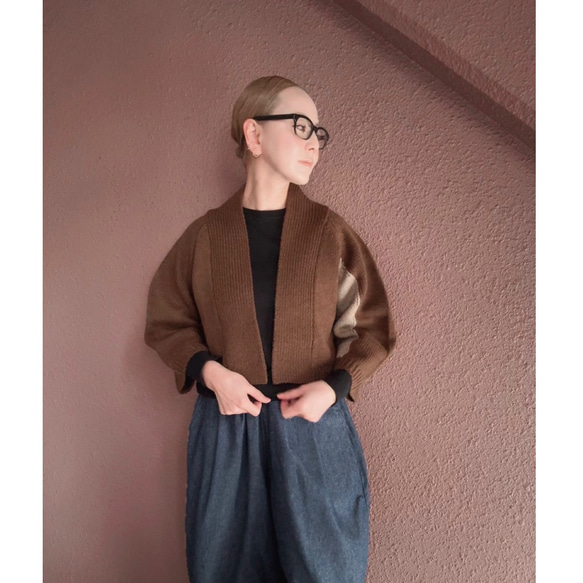 選擇您的長度❤️RATA原創❤️成熟女性披肩針織衫❤️不對稱撞色袖子❤️時尚棕色❤️附贈別針 第11張的照片