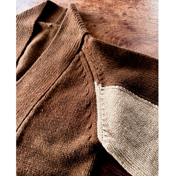 選擇您的長度❤️RATA原創❤️成熟女性披肩針織衫❤️不對稱撞色袖子❤️時尚棕色❤️附贈別針 第15張的照片