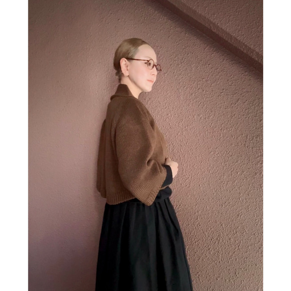 選擇您的長度❤️RATA原創❤️成熟女性披肩針織衫❤️不對稱撞色袖子❤️時尚棕色❤️附贈別針 第9張的照片