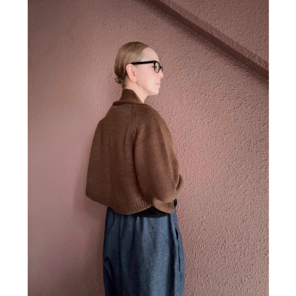 選擇您的長度❤️RATA原創❤️成熟女性披肩針織衫❤️不對稱撞色袖子❤️時尚棕色❤️附贈別針 第13張的照片