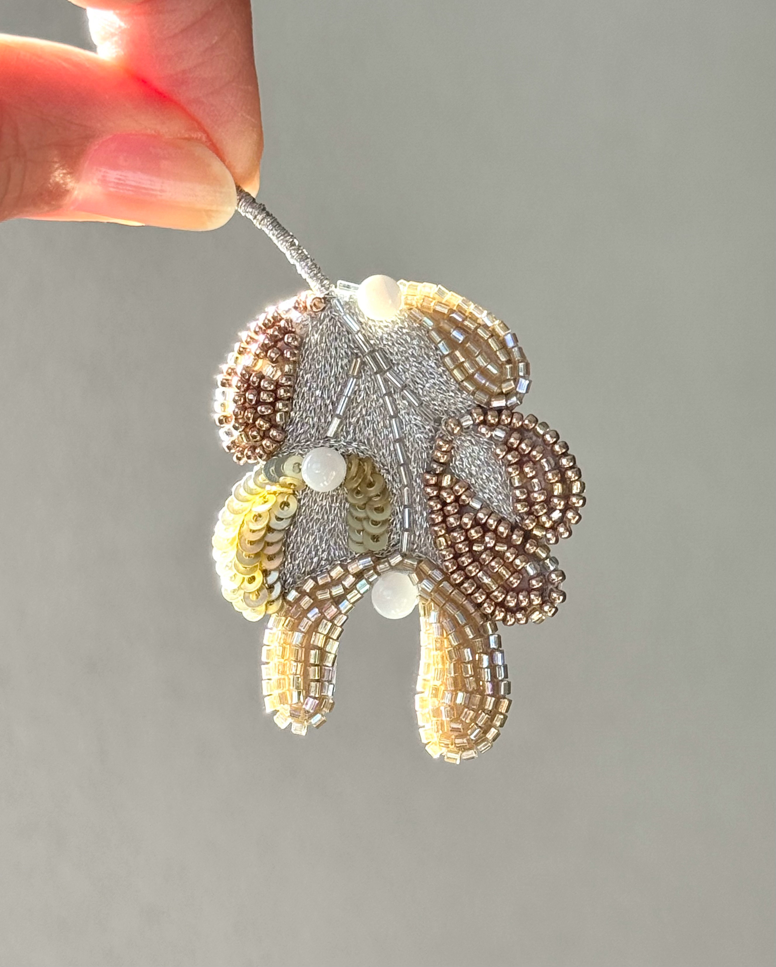 ヤドリギブローチ（下向き）オートクチュールビーズ刺繍