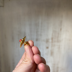 ゴールド色.フラワーフォルム．珊瑚タックブローチ 4枚目の画像