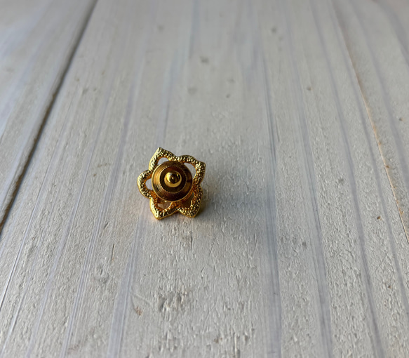 ゴールド色.フラワーフォルム．珊瑚タックブローチ 13枚目の画像