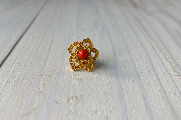 ゴールド色.フラワーフォルム．珊瑚タックブローチ 11枚目の画像