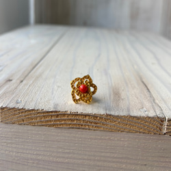 ゴールド色.フラワーフォルム．珊瑚タックブローチ 15枚目の画像