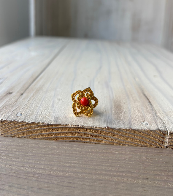 ゴールド色.フラワーフォルム．珊瑚タックブローチ 15枚目の画像