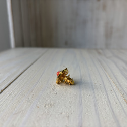 ゴールド色.フラワーフォルム．珊瑚タックブローチ 12枚目の画像