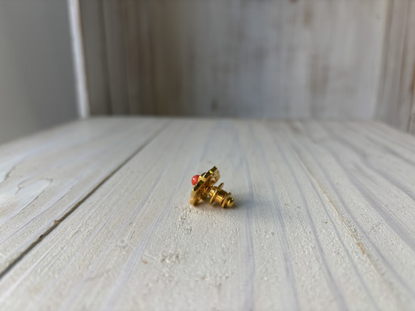 ゴールド色.フラワーフォルム．珊瑚タックブローチ 12枚目の画像