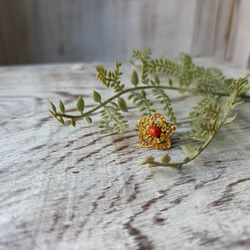 ゴールド色.フラワーフォルム．珊瑚タックブローチ 8枚目の画像